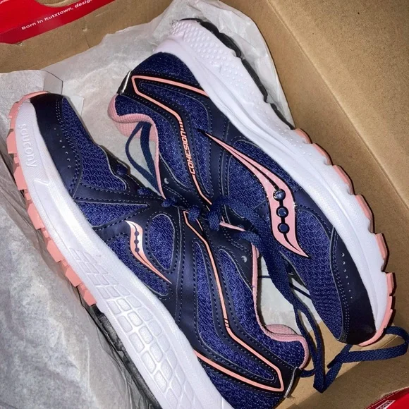 I’m selling these saucony running shoes. Brand new both size 7 - Picture 4 of 4